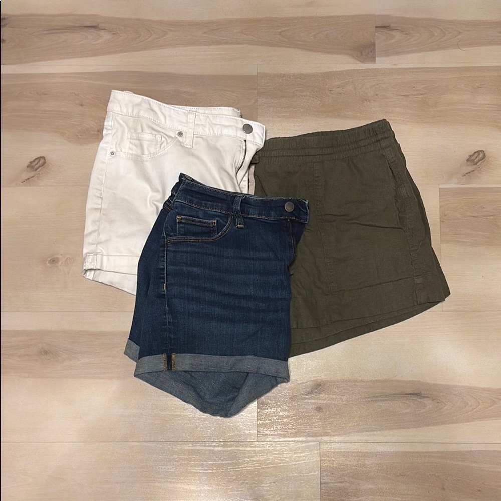 Universal Thread Jean Shorts White and Blue Casual Fit